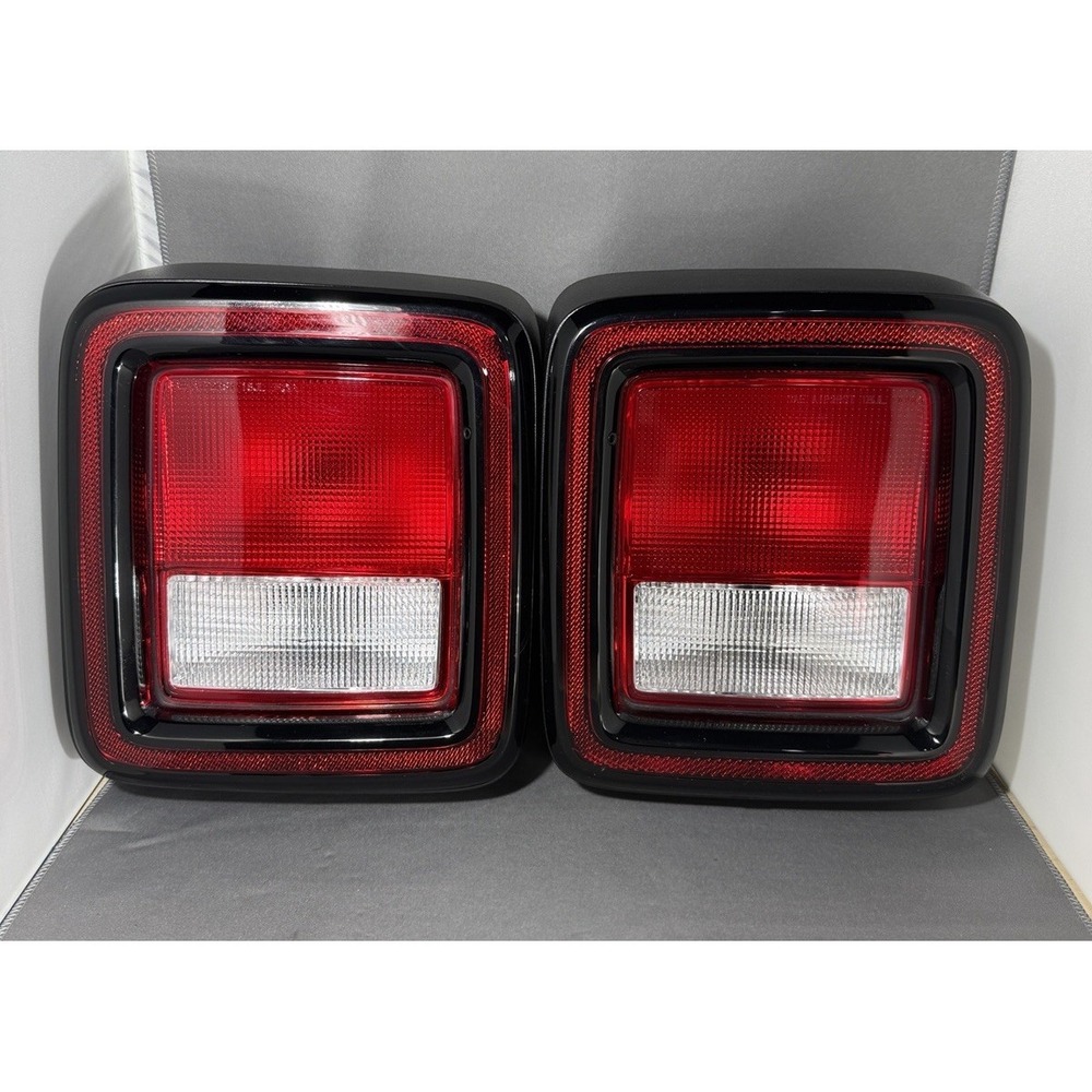 2018-2025 Jeep Wrangler JL Halogen Tail Light Pair OEM Very Clean